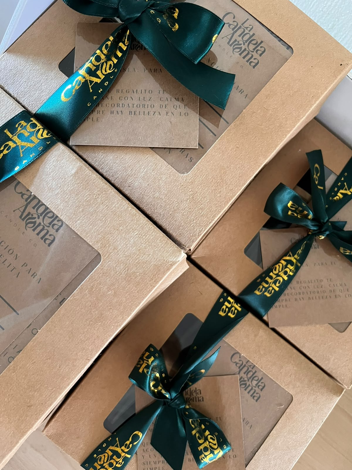 Regalos corporativos de La Candela Aroma con cintas verdes y tarjetas personalizadas para employee appreciation