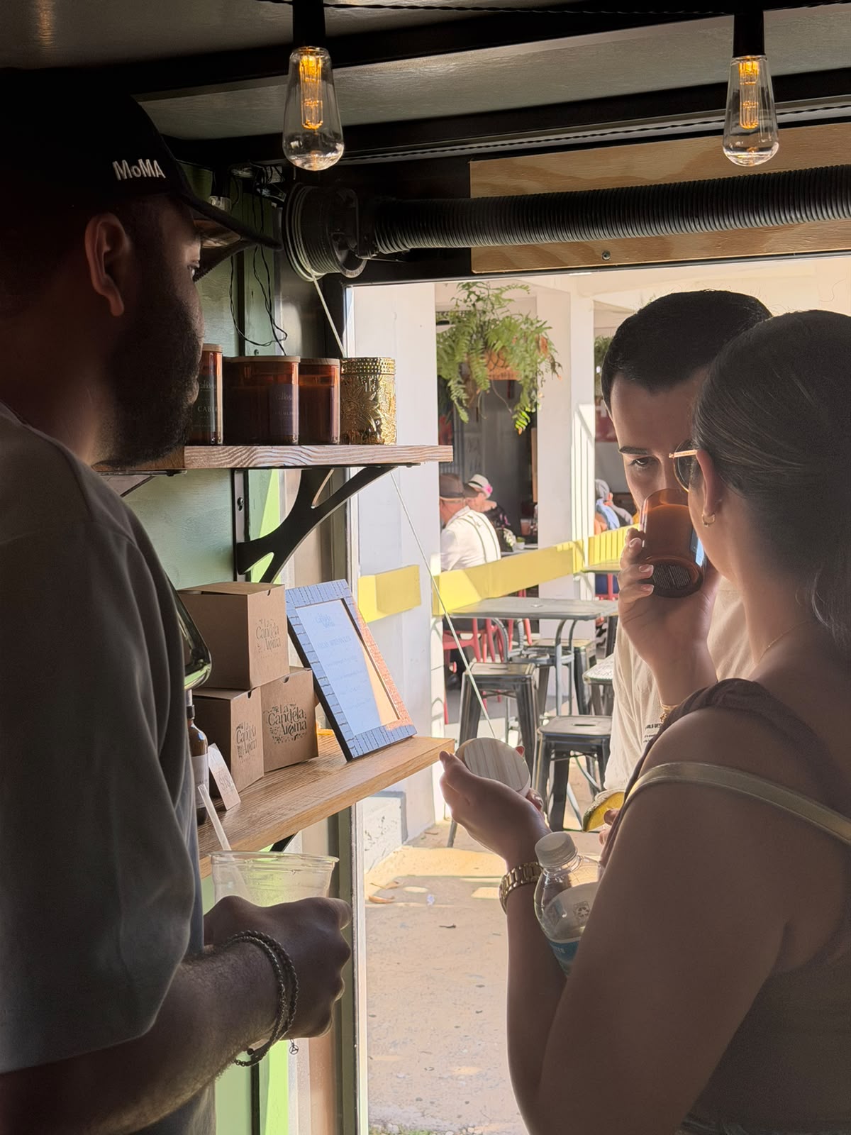 Participantes conectando con la experiencia en el Mobile Candle Bar